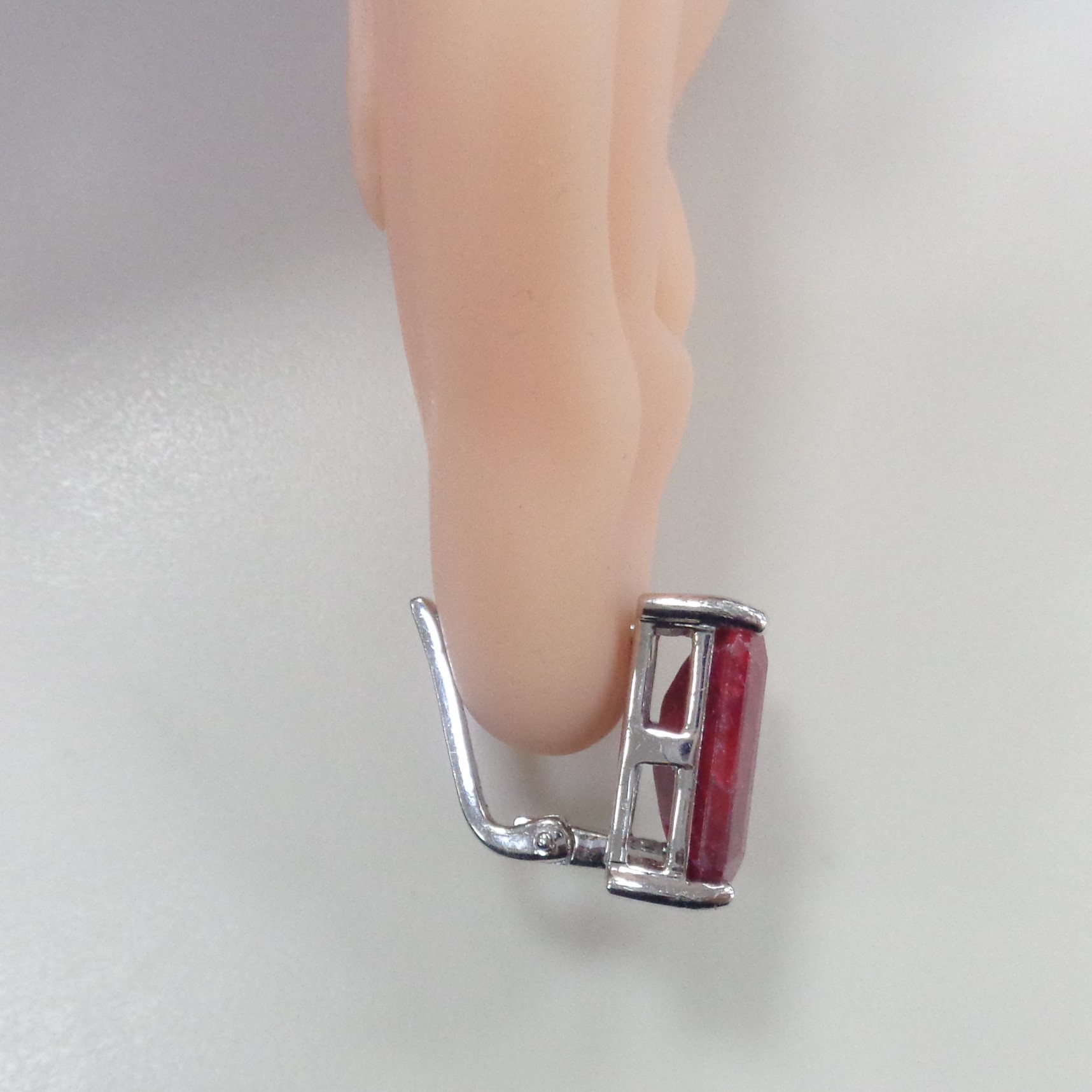 Серебряные серьги с корундами